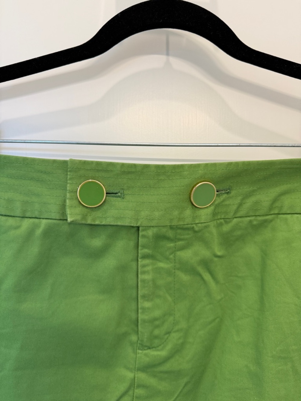 Banana Republic Kelly Green Mini Skirt with Accent Buttons Size 8 - Picture 2 of 5